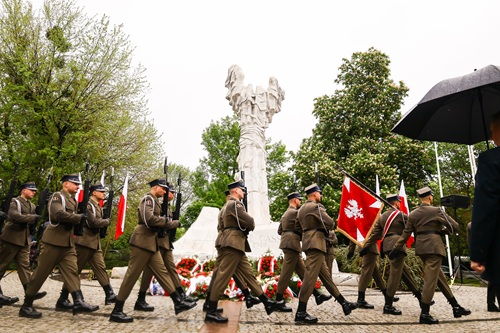 Uroczystości przed pomnikiem Bitwy o Monte Cassino