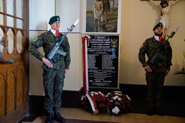 Odsłonięcie tablicy upamiętniającej Kapelanów Katyńskich w Dyneburgu 