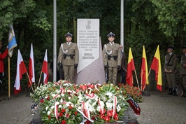 Uroczystość przy pomniku ku czci walk o lotnisko bielańskie