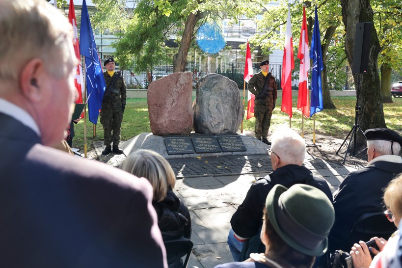 16.10   pomnik przy ambasadzie kanady