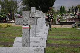 Porządkowanie grobów Powstańców na Cmentarzu Wawrzyszewskim