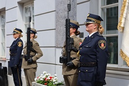 Hołd ofiarom niemieckich bombardowań przy ul. Freta w Warszawie